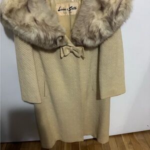 Luxurious Cream coat blue fox collar